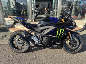 YAMAHA YZF-R25 Monster Energy